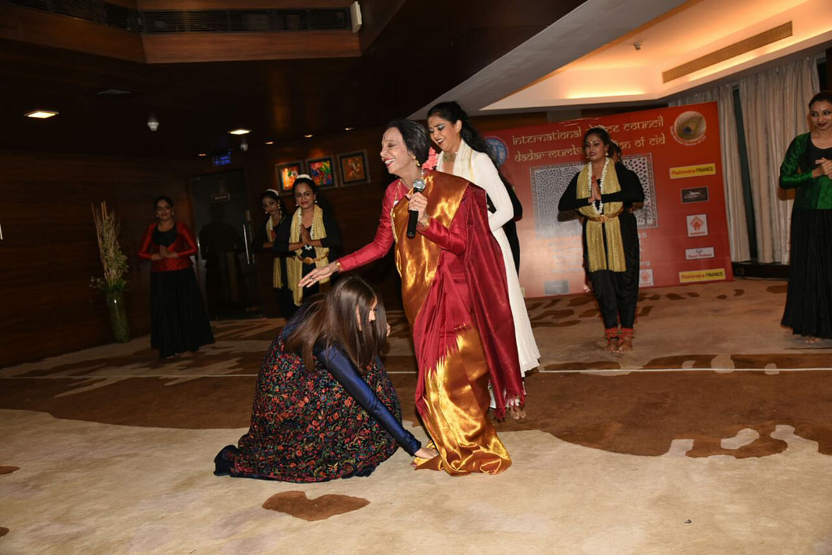 Aishwarya Rai Bachchan touches her guru, Lata Surendra’s feet. (Photo: Yogen Shah)