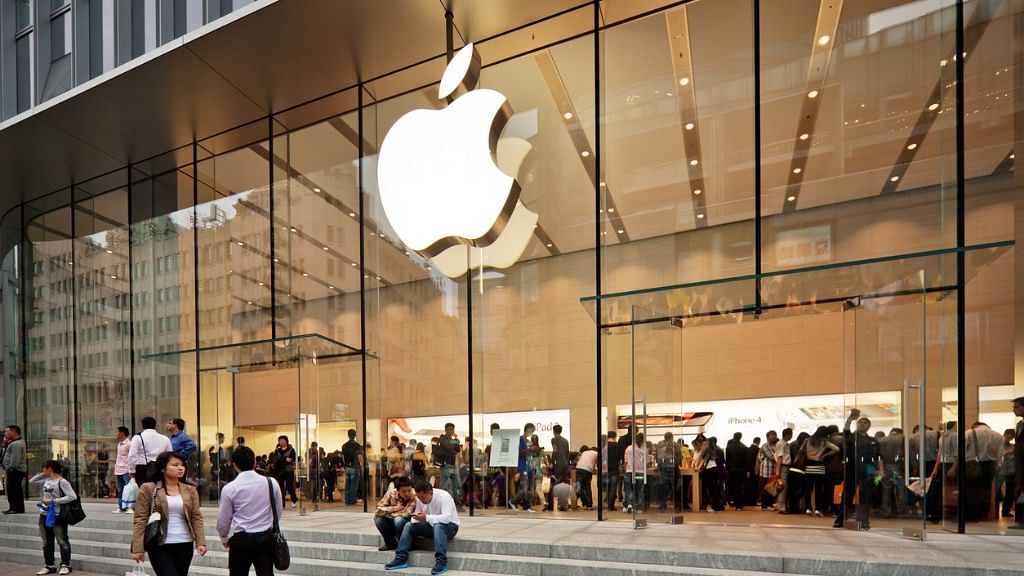 

Glass entrance to the Apple Store. (Photo: iStock)
