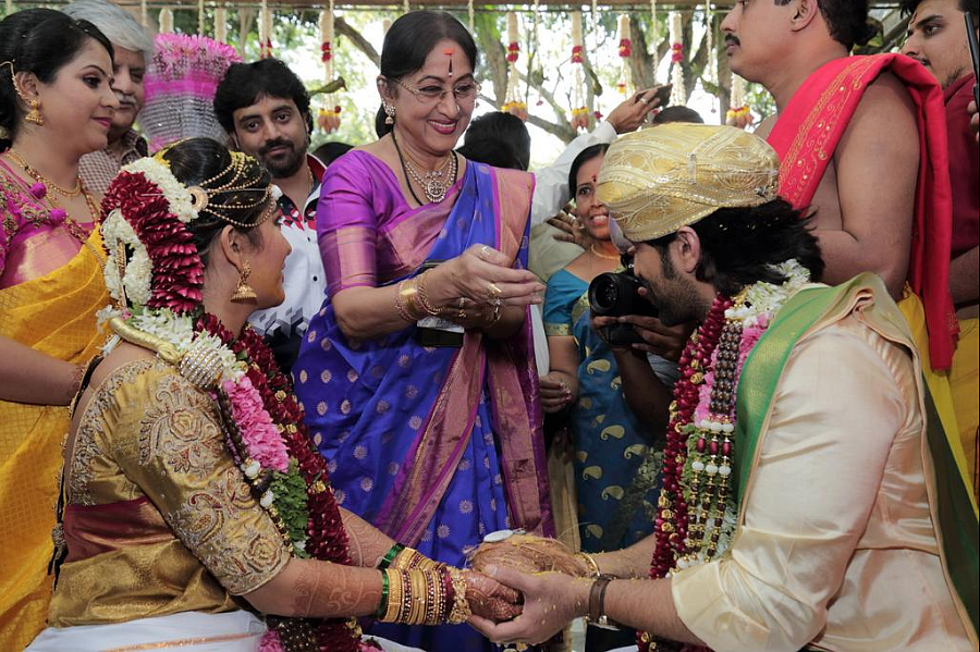 Yash and Radhika Pandit (Photo Courtesy: Twitter/<a href="https://twitter.com/YashFC">Yash Official FC</a>)