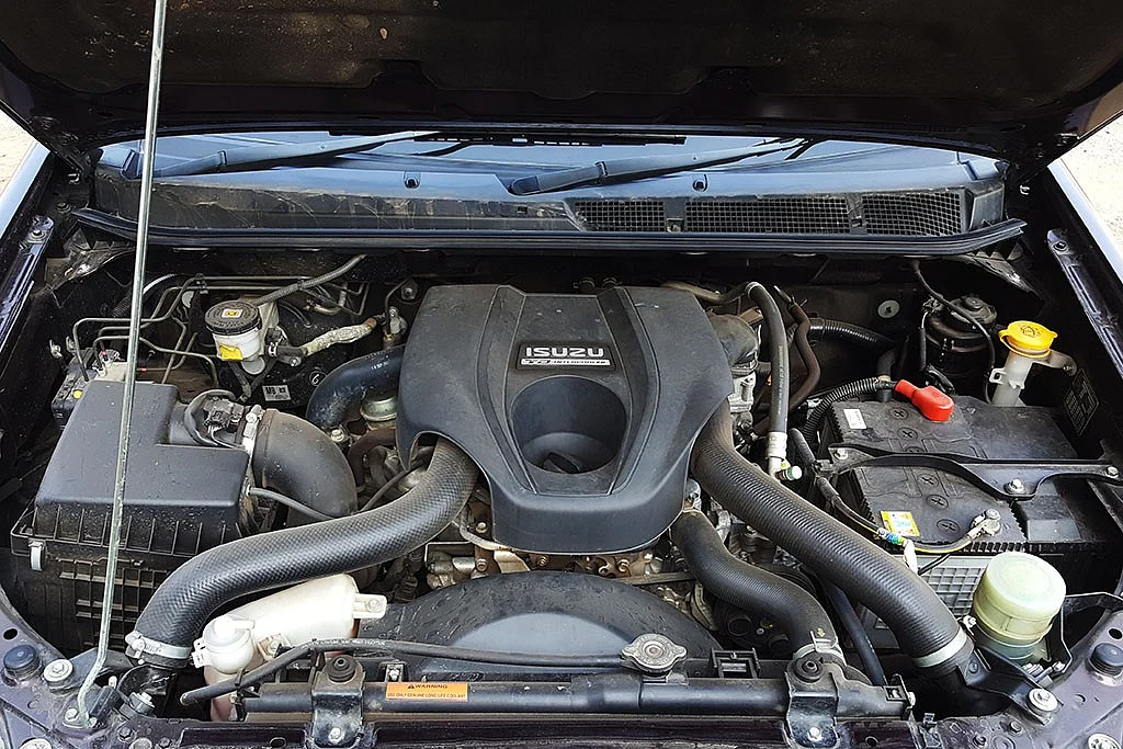 The 2499cc diesel engine is powerful enough to haul the D-Max V-Cross around with ease. (Photo Courtesy: Motorscribes)