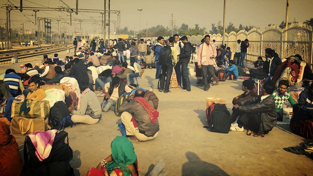 Migrant labourers at Delhi’s Anand Vihar Railway Station. (Photo Courtesy: <b>The Quint</b>)
