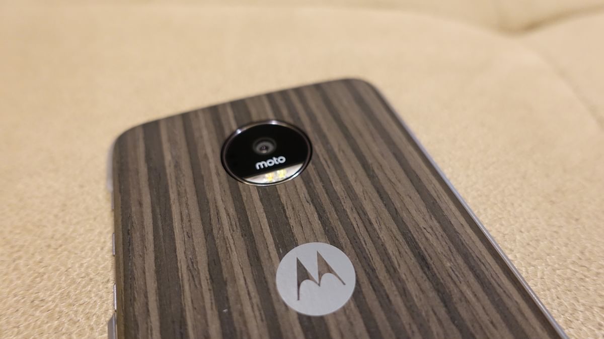 The high-end Moto phone combines with the Mods to good effect, however, the phone has its set of shortcomings.