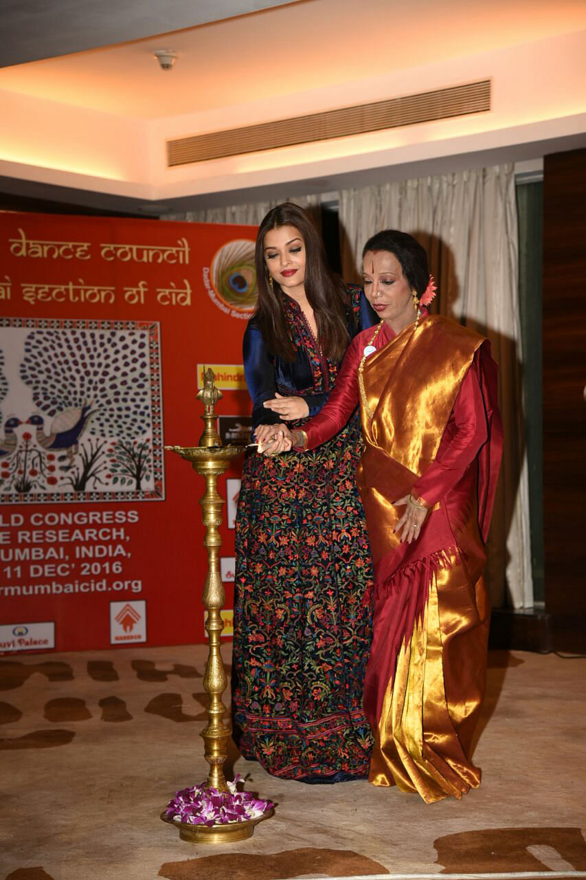 Lata Surendra and Aishwarya Rai Bachchan light the lamp at the event. (Photo: Yogen Shah)
