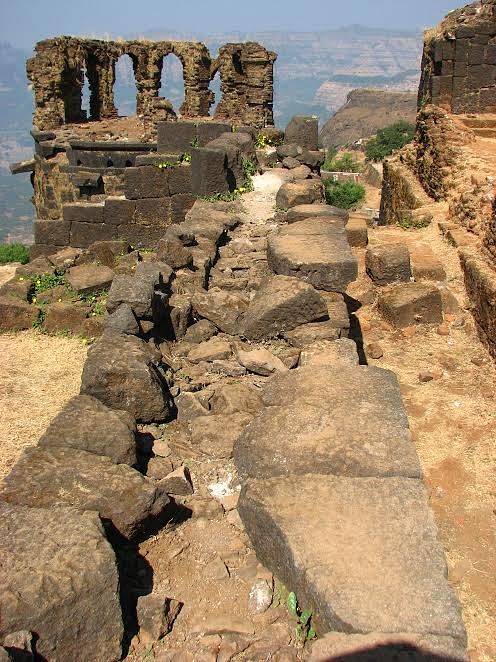Most of the ruins of destroyed structures lying exposed to weathering at Raigad. (Picture courtesy: Sonal Chitnis)
