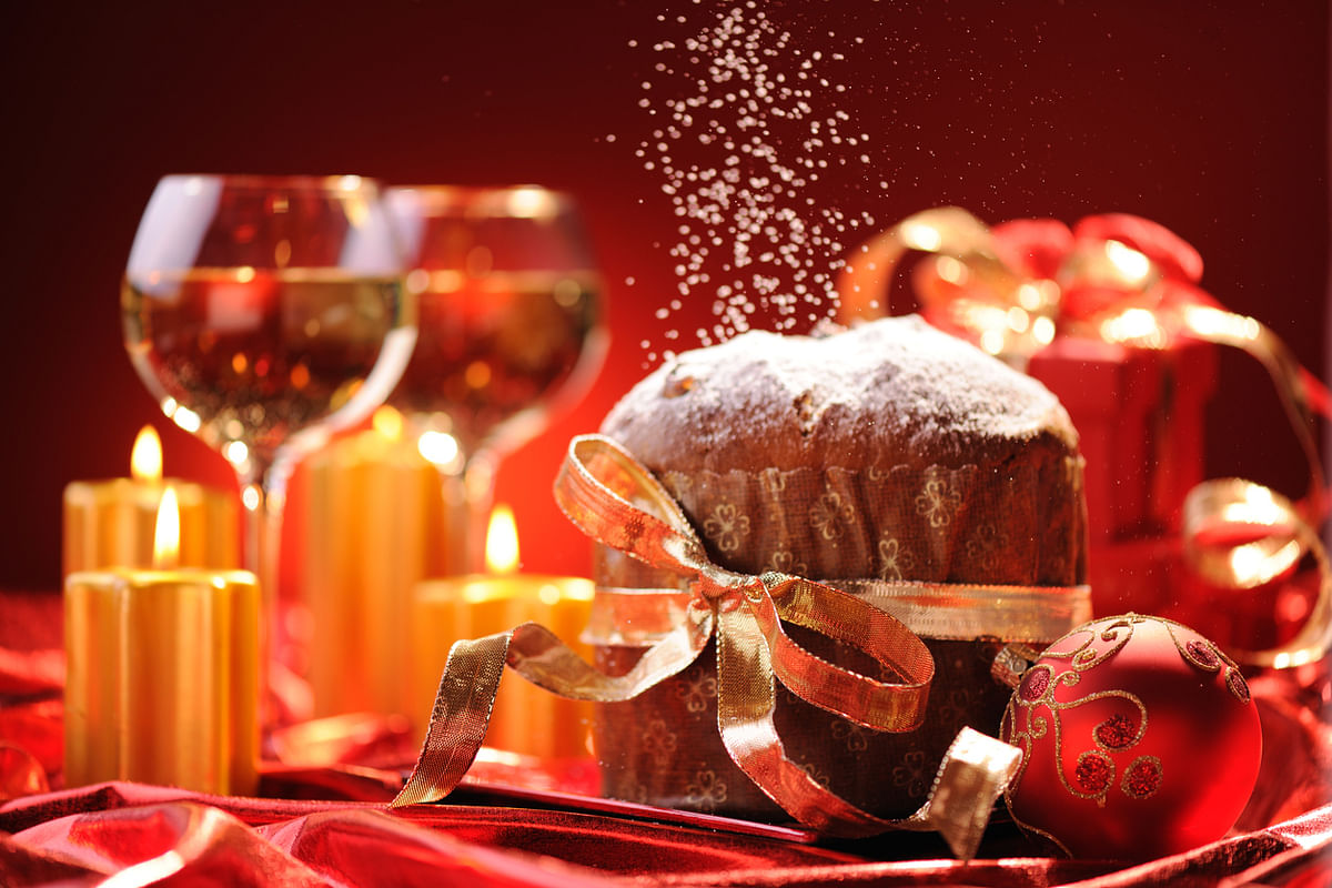 Are you looking forward to go all Christmas-y? Mixing a cake with your friends and family is the thing to do!