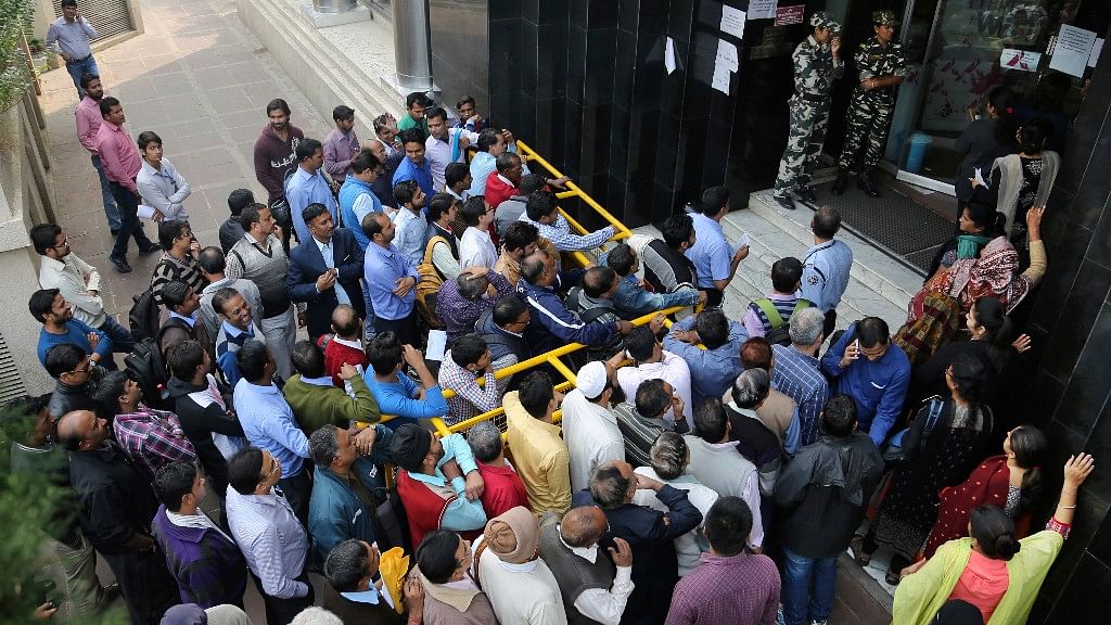 Indians waiting outside banks to withdraw and deposit their money. (Photo: AP)