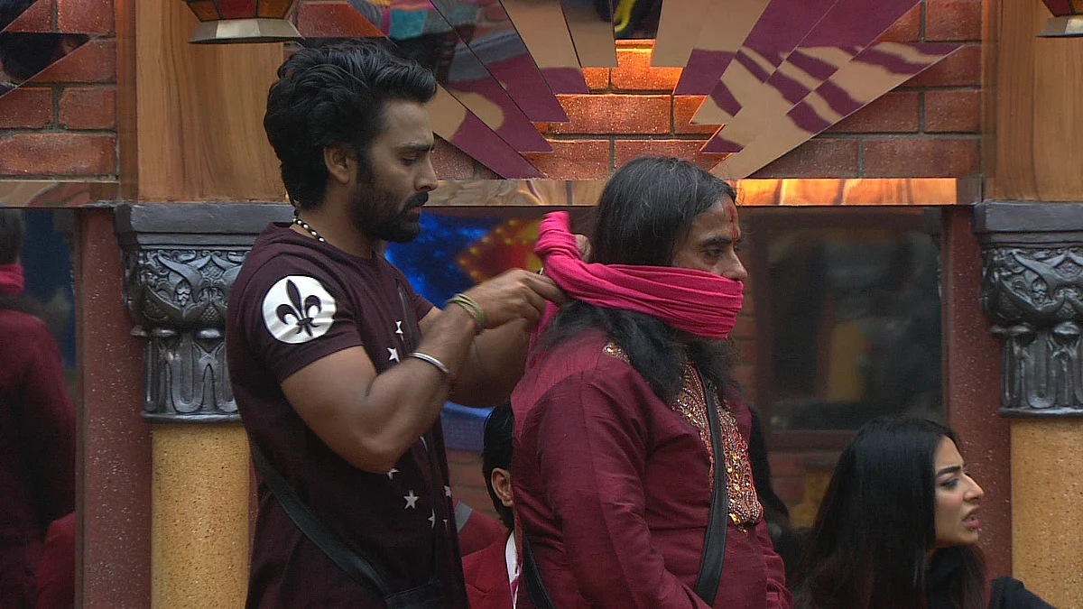 Manveer ties a cloth over Swami’s mouth. (Photo courtesy: Colors)