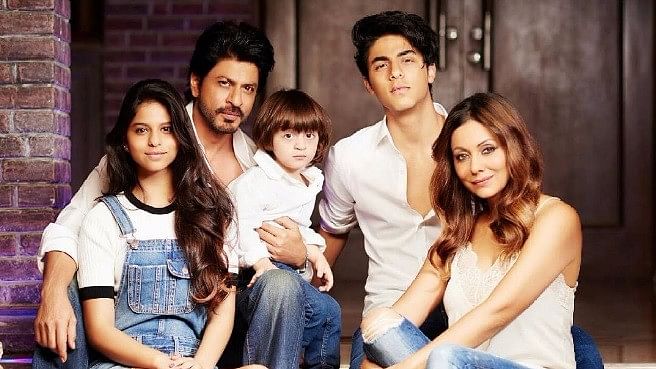 What Went Into the Making of This Portrait of SRK &amp; His Family?