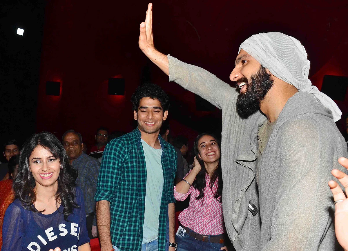 Ranveer meets up with fans at a <i>Befikre </i>screening. (Photo: Yogen Shah)
