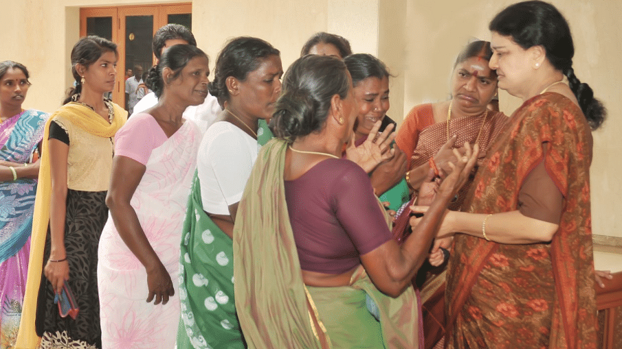 Sasikala with party workers. (Photo Courtesy: <a href="https://twitter.com/AIADMKOfficial/status/807502753161351168">Twitter/AIADMK</a>)