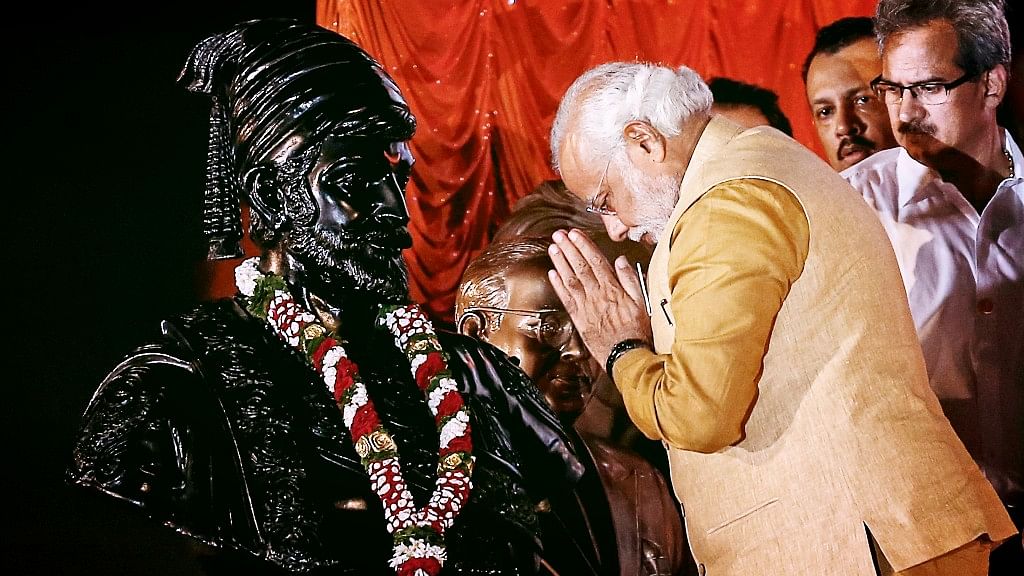 Prime Minister Narendra Modi gesturing at the statue of Chhatrapati Shivaji during an election campaign rally in Mumbai on 21 April 2014.&nbsp;