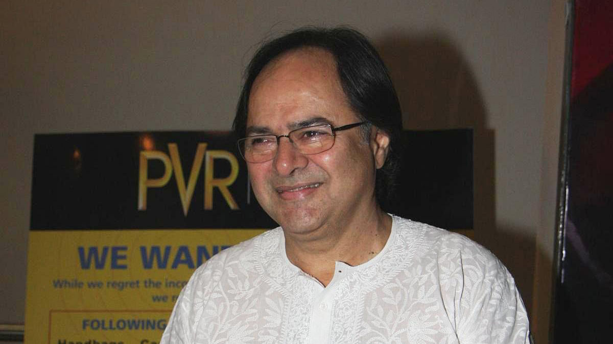 Farooque Sheikh dressed in a Lucknawi chikan kurta, one of his favourite attires.  &nbsp;