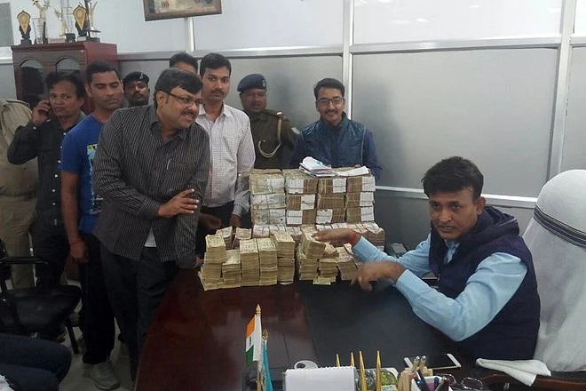 The police team led by SP Shailendra Prasad carried out raids at the house of a clerk of the Dumka Post Office. (Photo: <a href="https://twitter.com/search?q=Dumka%20Post%20Office%20ani&src=typd">ANI Screenshot</a>)