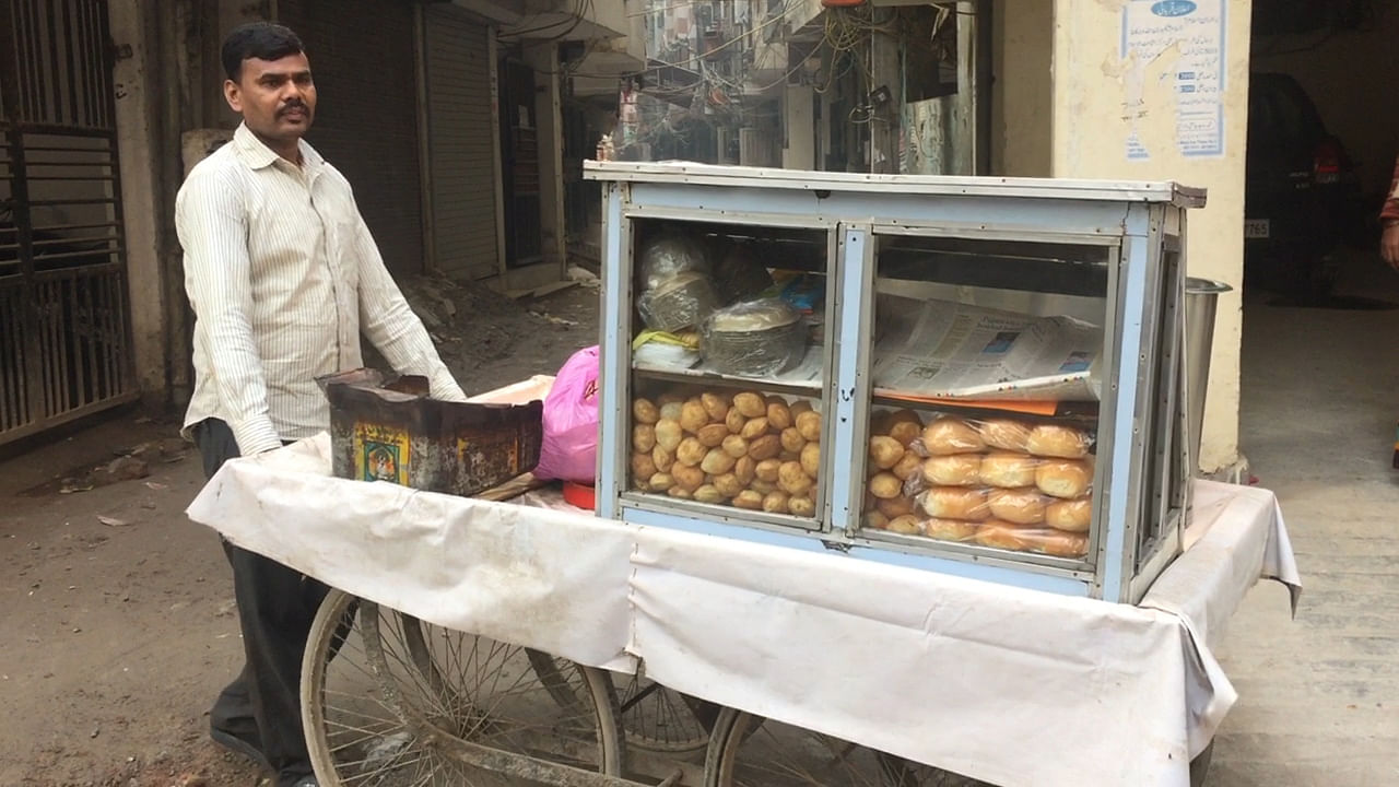 The note ban has hit Gol Gappa seller Narendra’s business hard and has made daily survival extremely difficult. (Photo: <b>The Quint</b>)