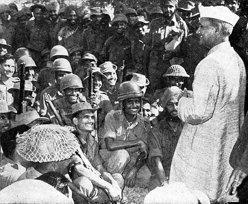 The then PM Lal Bahadur Shastri made sure he reached out to the men of the fronts. (Photo Courtesy: Twitter)
