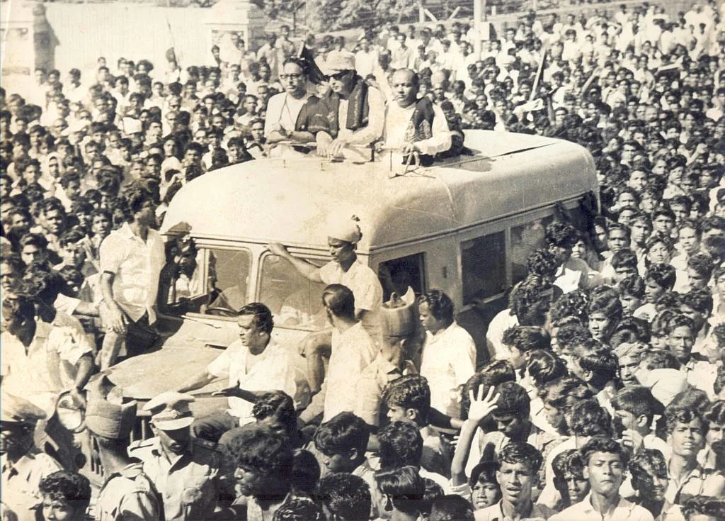 MGR in a campaign rally. (Photo Courtesy: <a href="http://peopleofindia1868-1875photos.blogspot.in/2011/09/posted-by-beyondet.html">Blogspot</a>)