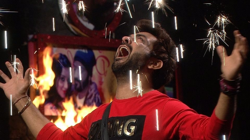 Cause baby, you’re a firework. No, not you Manu, eww! (Photo Courtesy: Colors)