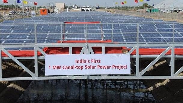 India’s first solar power plant project near Kadi. (Photo: Hitesh Vip/Wikimedia)