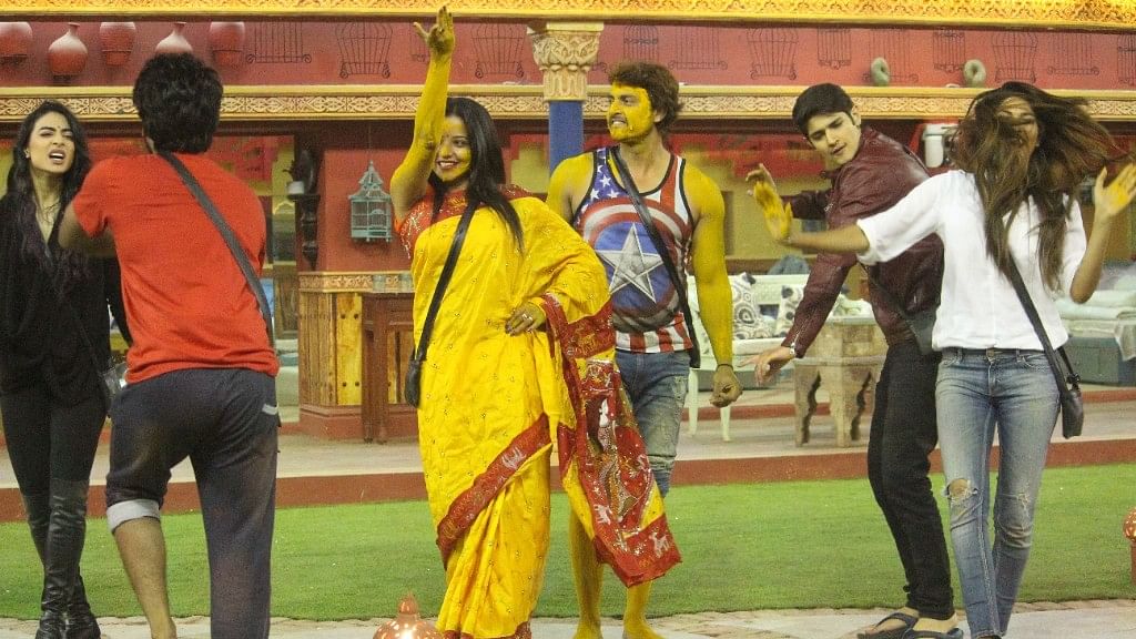 Contestants celebrate the impending wedding of Monalisa and Vikrant. (Photo courtesy: Colors)