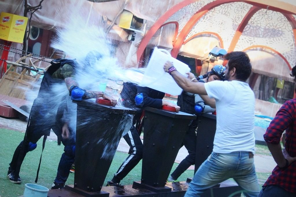 Bigg Boss: Day 96 - Team Manu and Team Rohan battle it out in the most absurd and horrific task. 