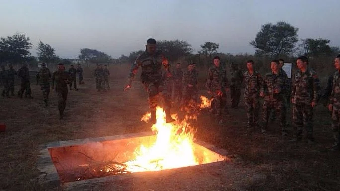 Soldiers of Indian Army and Chinese Army undertaking endurance exercises during Indo-China Joint Military exercise in November 2016. (Photo Courtesy: Twitter/<a href="https://twitter.com/adgpi/status/800999520091803648/photo/1">@adgpi</a>)