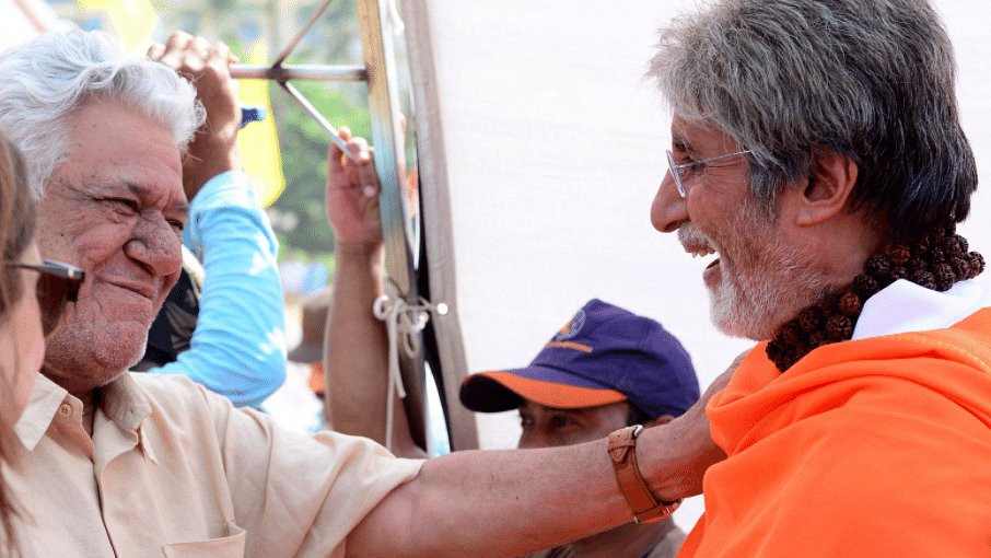 Friends and more: Om Puri and Amitabh Bachchan meet on a film set. (Photo Courtesy: Twitter/<a href="https://twitter.com/SrBachchan/status/817294396341317632">@SrBachchan</a>)