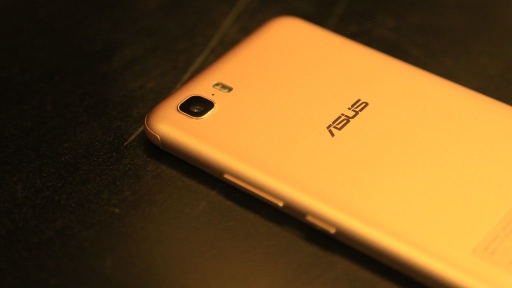 The Asus ZenFone 3S Max has a  full metal body. (Photo: <b>The Quint</b>)