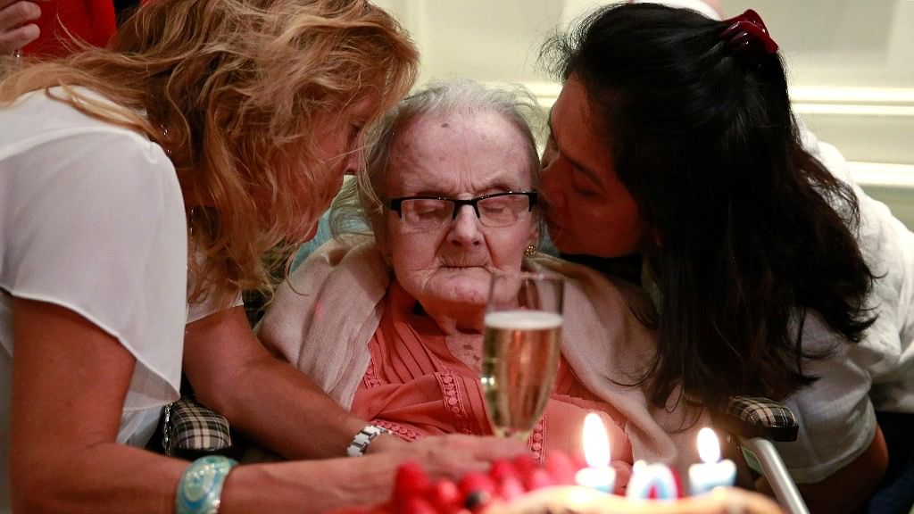 Clare Hollingworth surrounded by friends and admirers at her birthday party at Hong Kong’s Foreign Correspondents’ Club. (Photo: AP)