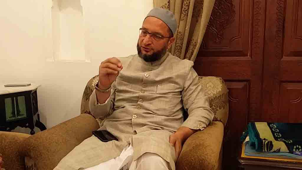 AIMIM Chief Asaduddin Owaisi speaks to The Quint (Photo: The Quint)