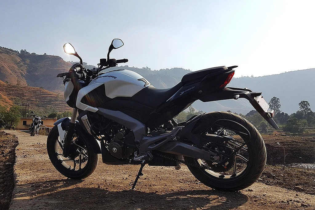 Not too aggressive, and neither too laid back – the Dominar has a very neutral riding position. (Photo Courtesy: Motorscribes)