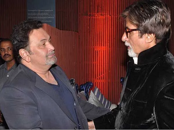 Rishi Kapoor and Amitabh Bachchan greet each other at a film event. (Photo courtesy: Twitter/<a href="https://twitter.com/NewsWorldEnt">@<b>NewsWorldEnt</b></a>)