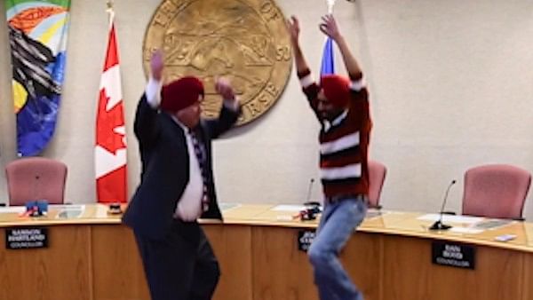 Sikh Youth Helps Canadian Mayor Tie a Turban and Dances Bhangra