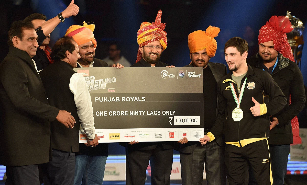 Union Minister Prakash Javadekar presents a cheque to Punjab Royals’ captain. (Photo: PTI)