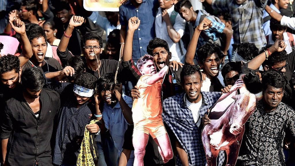 Students protesting to lift the ban on Jallikattu at Kamarajar Salai in Marina Beach in Chennai. (Photo: PTI)