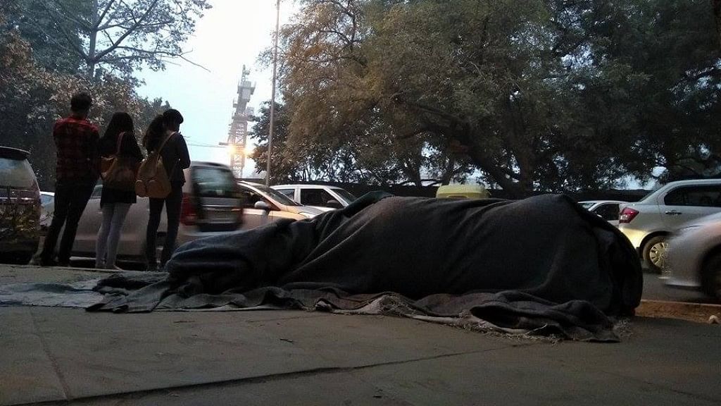 File image of a homeless man sleeping on the pavement. Image used for representational purpose. (Photo: Sunil Kumar Aledia)