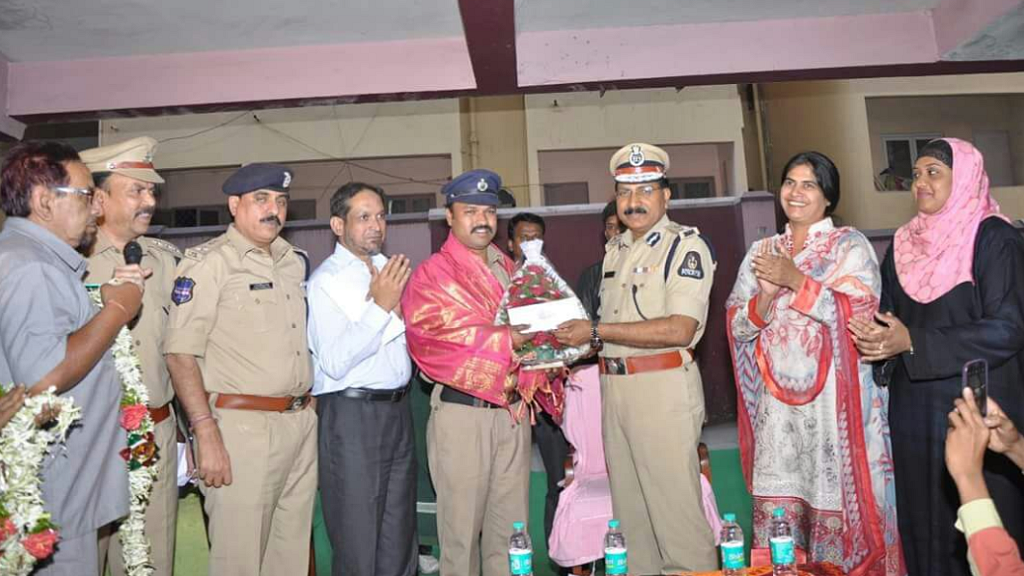 Bheem Rao being felicitated by the SHO of Humayun Nagar. (Photo Courtesy: Twitter <a href="https://twitter.com/shohumayunnagar">@shohumayunnagar</a>)