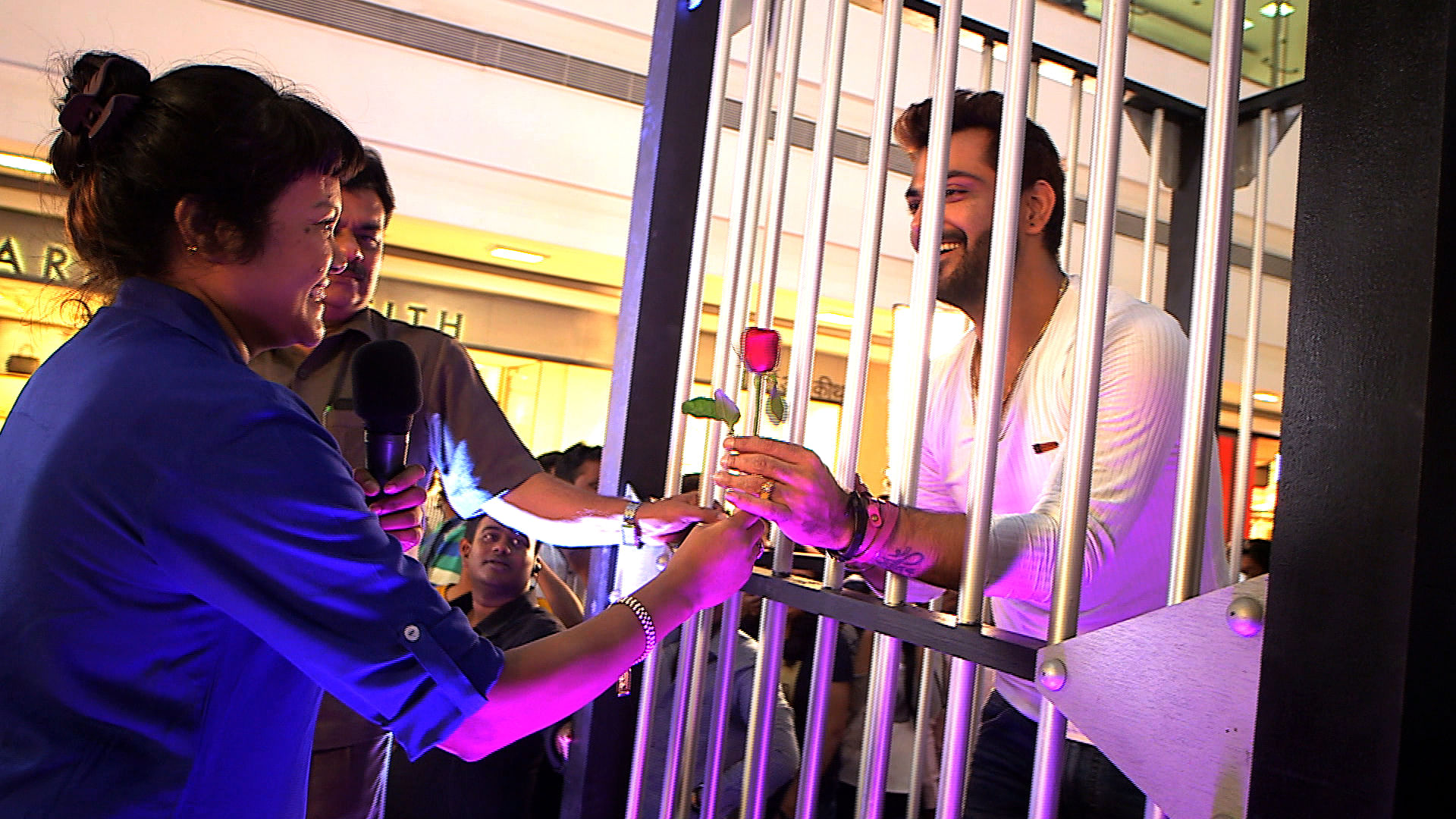 Manveer accpets a rose from a fan. (Photo Courtesy: ColorsTV)