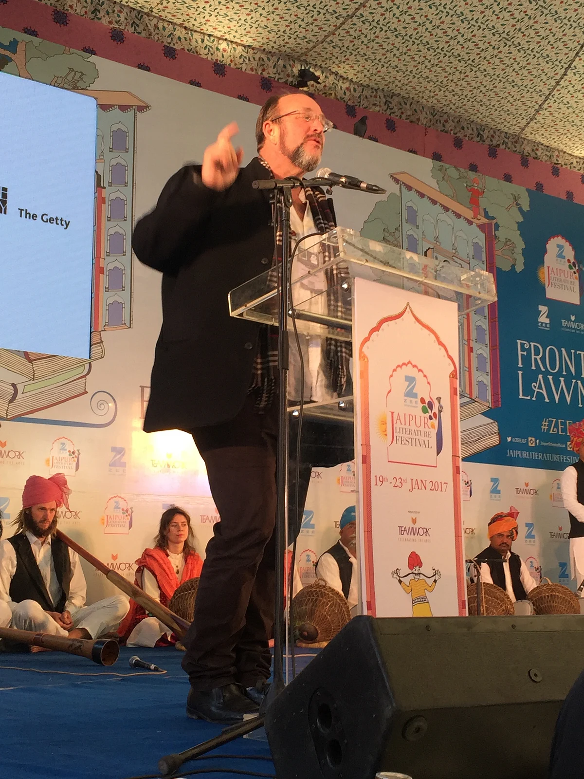 William Dalrymple delivering his keynote address. (Photo: Urmi Bhattacheryya/The Quint)