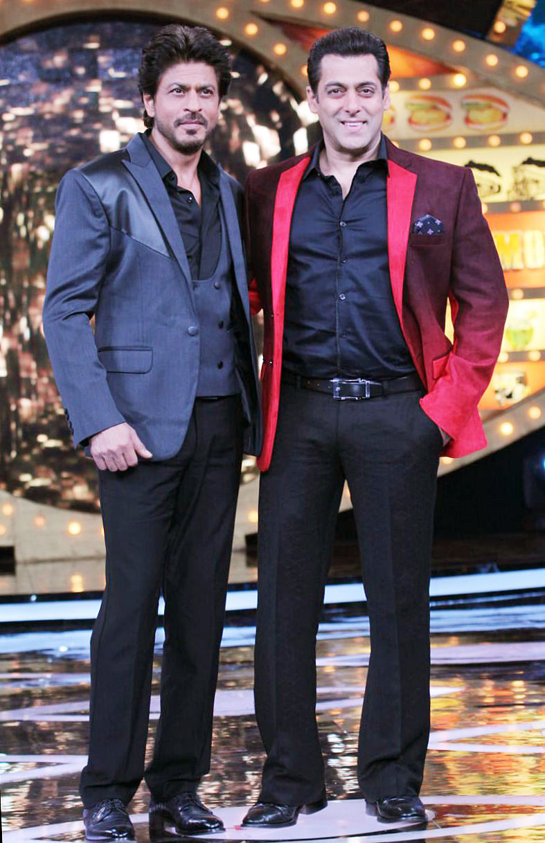 Big news for Bigg Boss fans - Shah Rukh joins Salman Khan on the show, we have the pics.