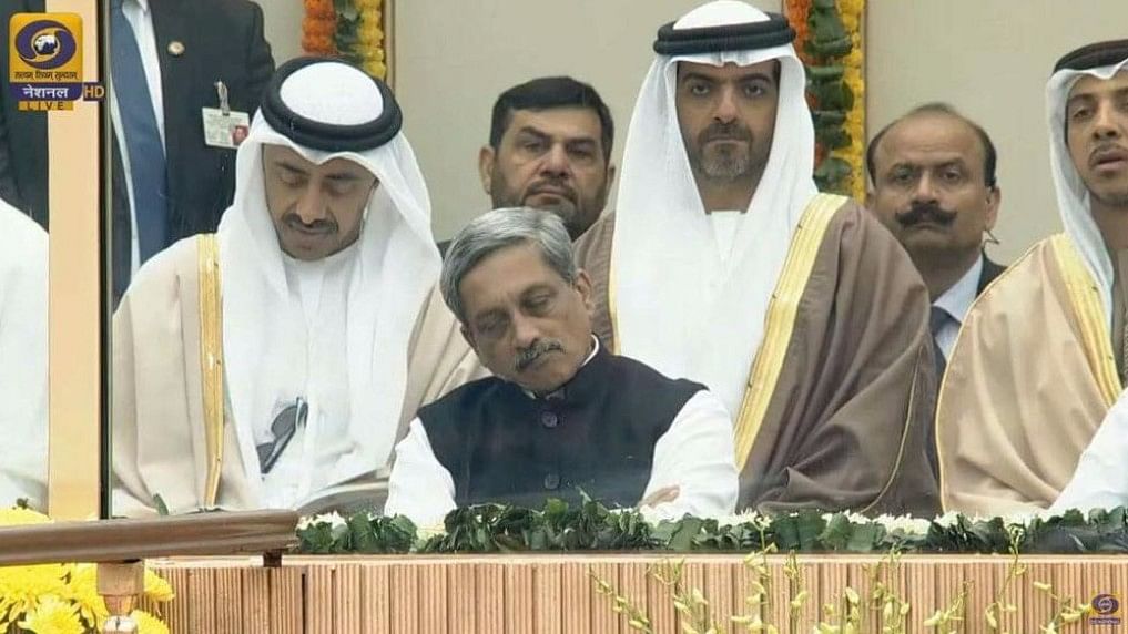 Defence Minister Manohar Parrikar was seen dozing off during Republic Day celebrations on Thursday.&nbsp;