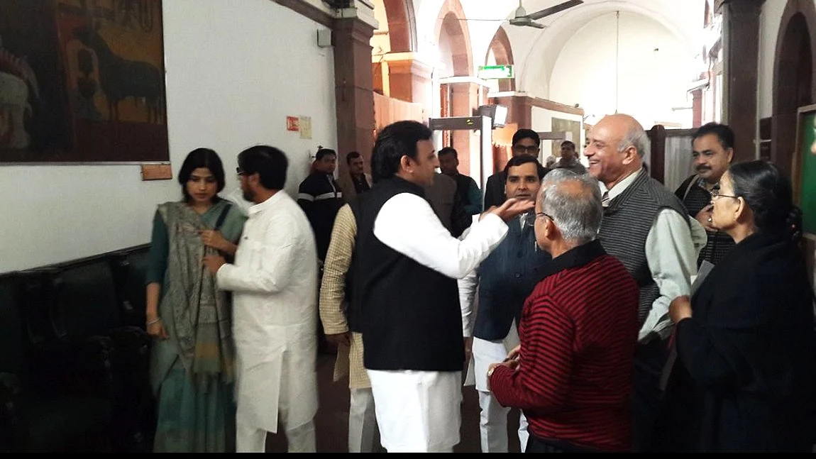 Dimple Yadav and Akhilesh Yadav with party leaders. (Photo: Twitter)