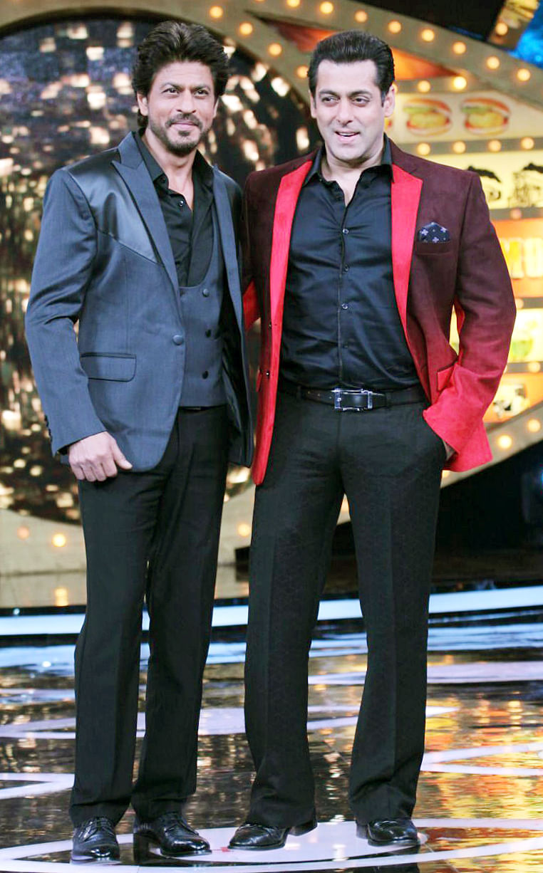 Big news for Bigg Boss fans - Shah Rukh joins Salman Khan on the show, we have the pics.