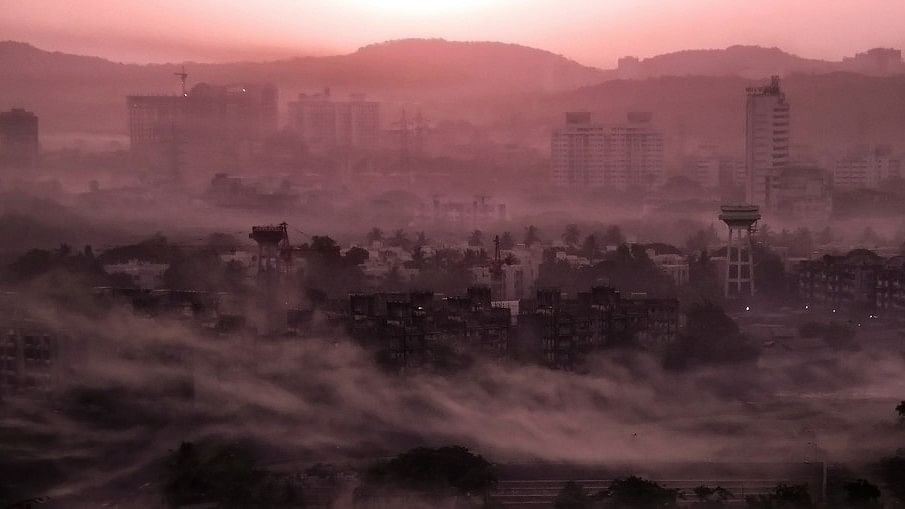 Haze hangs over Mumbai at dawn. (Photo: Flickr/<a href="https://www.flickr.com/photos/tawheedmanzoor/">Tawheed Manzoor</a>)
