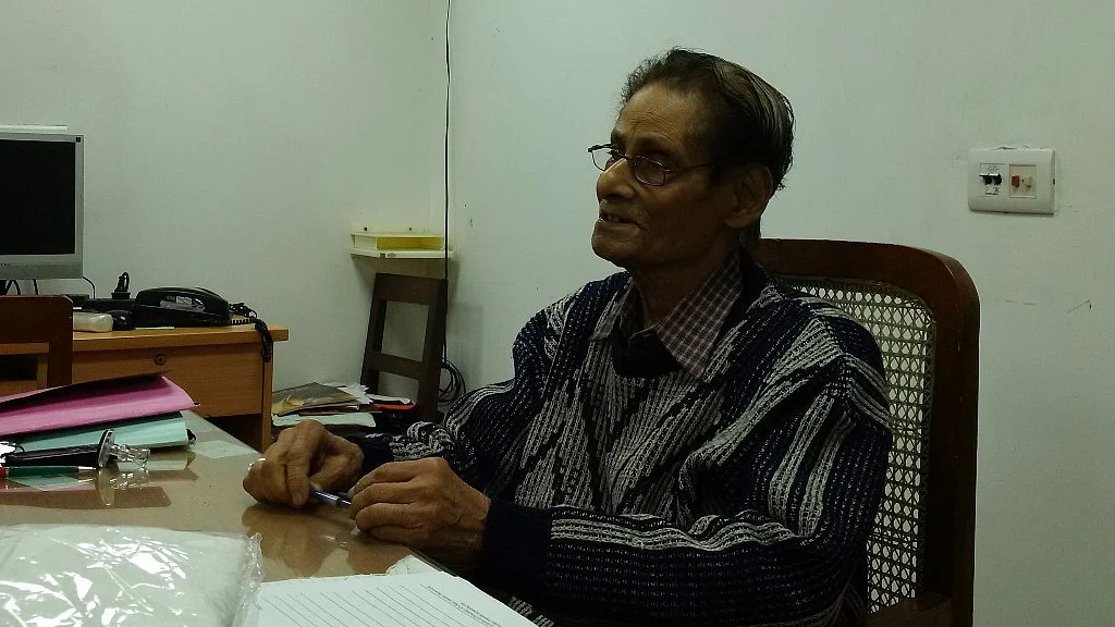 Dilip Roy, the college’s student affairs upper division clerk for years, believes the Naxal movement has been the momentous occasion for the College since Independence. (Photo: Chandan Nandy/<b>The Quint</b>)