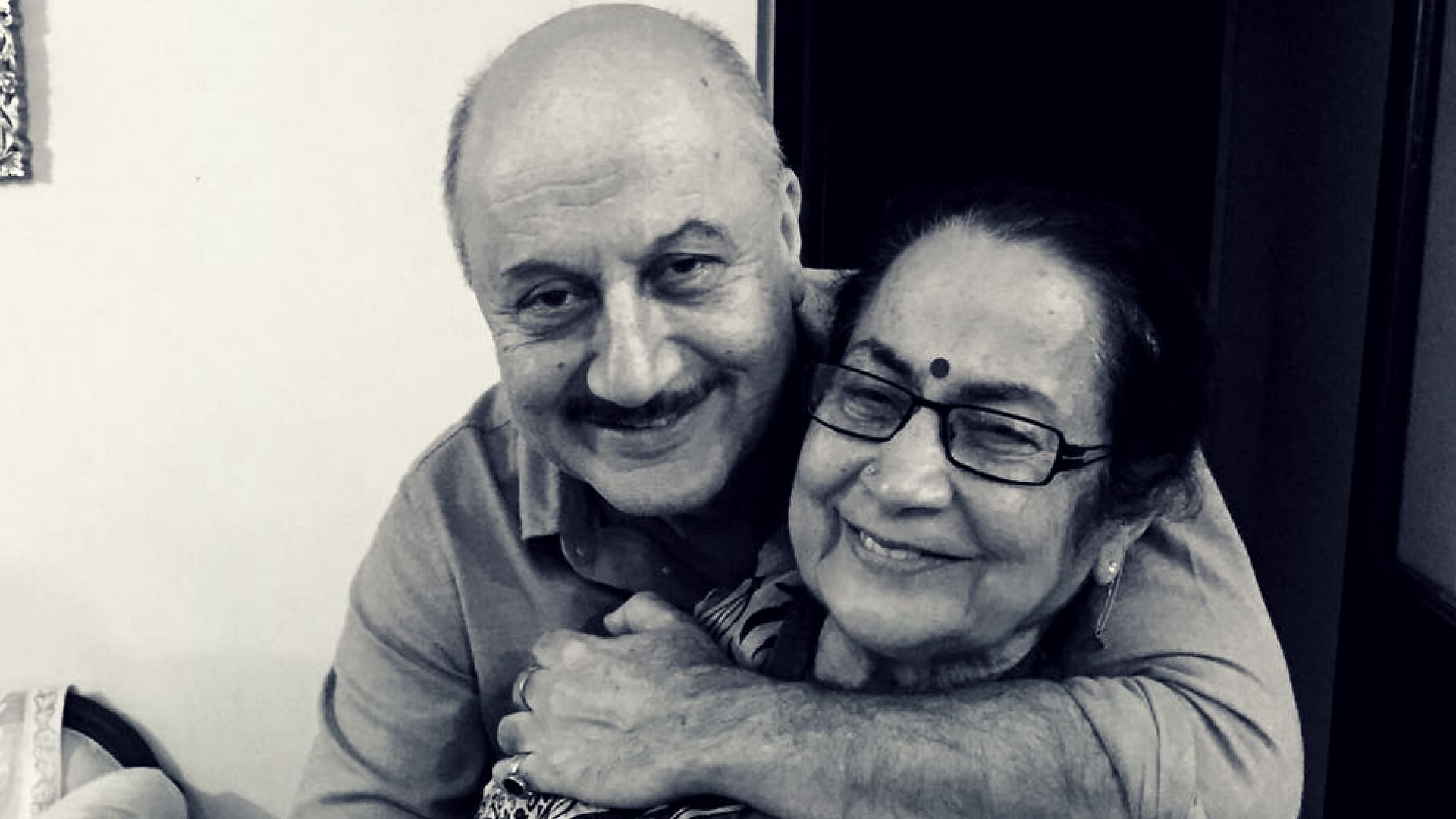Anupam Kher’s mother fondly remembers her late husband in a candid chat. (Photo courtesy: <a href="https://www.instagram.com/p/BLocqcsAoHl/?taken-by=anupampkher&amp;hl=en">Instagram/@anupampkher</a>)