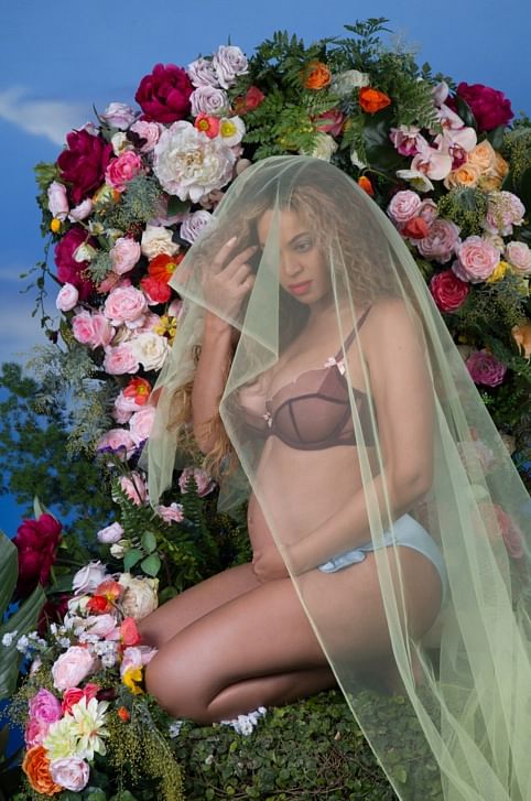 Beyoncé looks stunning as ever! (Photo Courtesy:<a href="http://www.harpersbazaar.com/celebrity/latest/a20346/beyonces-full-pregnancy-photo-shoot/"> Beyoncé.com</a>)