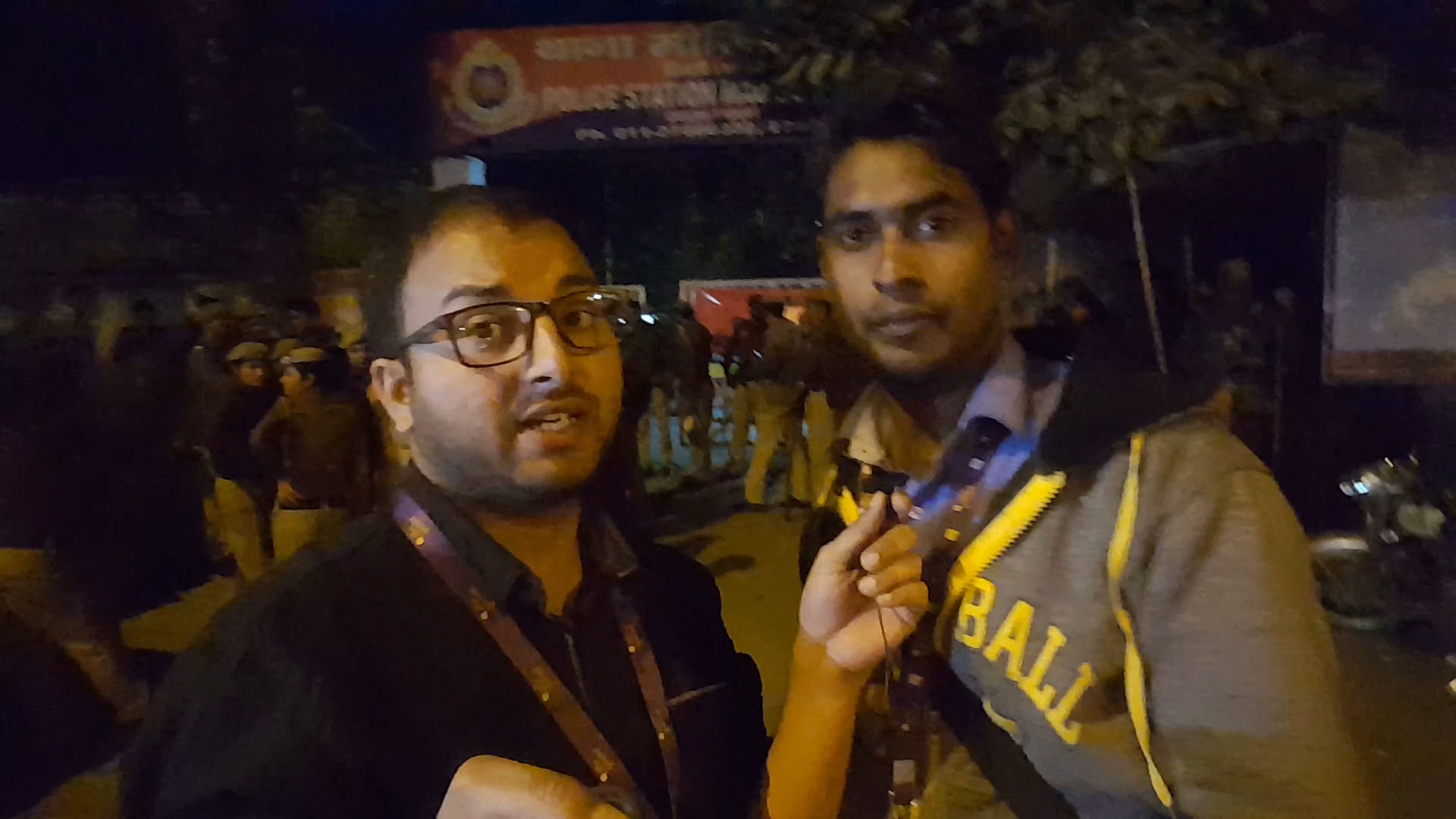 Correspondent Anant Prakash (L) and Cameraperson Shiv Kumar Maurya were beaten up by Delhi Police officers. (Photo: <b>The Quint</b>)