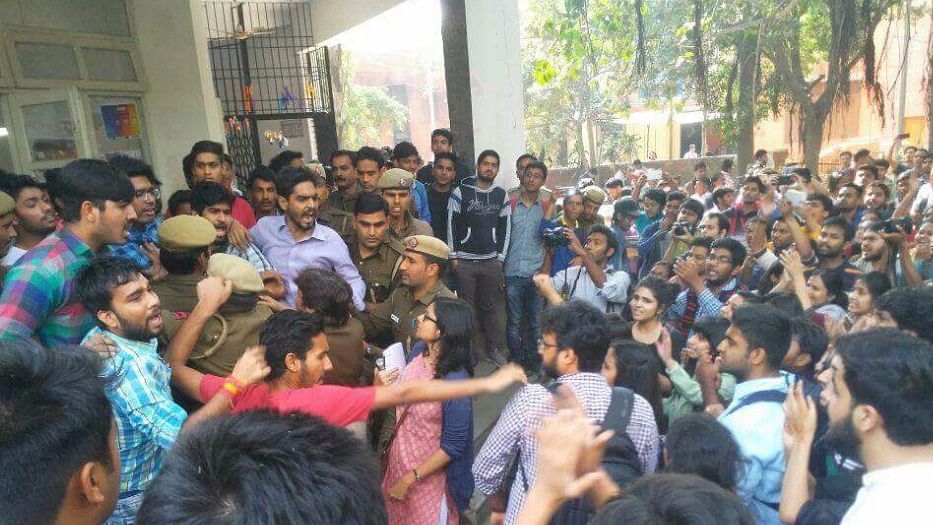 A seminar organised by the English department of Ramjas College was disrupted as Umar Khalid was invited as one of the speakers. (Photo: Richa Kohli/ <b>The Quint</b>)