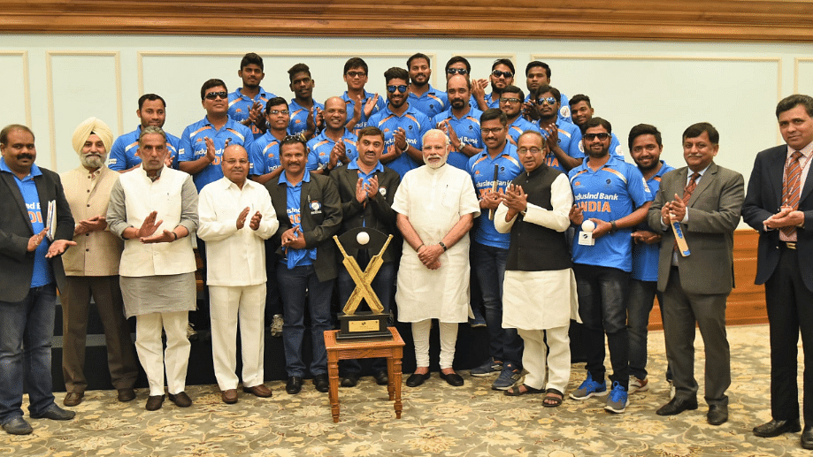 PM Modi with the national blind team. (Photo Courtesy: Twitter/<a href="https://twitter.com/narendramodi">@narendramodi</a>)