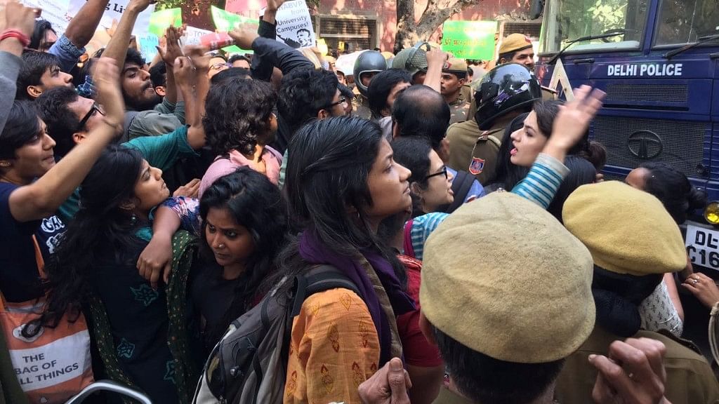 Protests at Ramjas college. (Photo: Abhilash Mallick/<b>The Quint</b>)